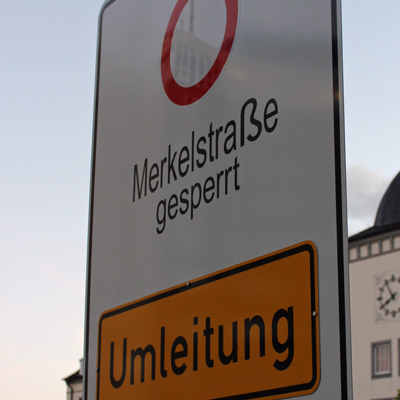 Schild Merkelstraße in Sassnitz auf Rügen. (Bild: Schellbach)